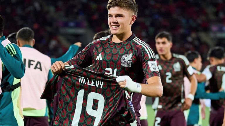 Tahiel Jiménez celebrando su gol con jersey de Mateo Levy