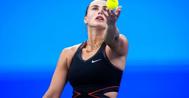 La bielorrusa se repuso de un susto inicial