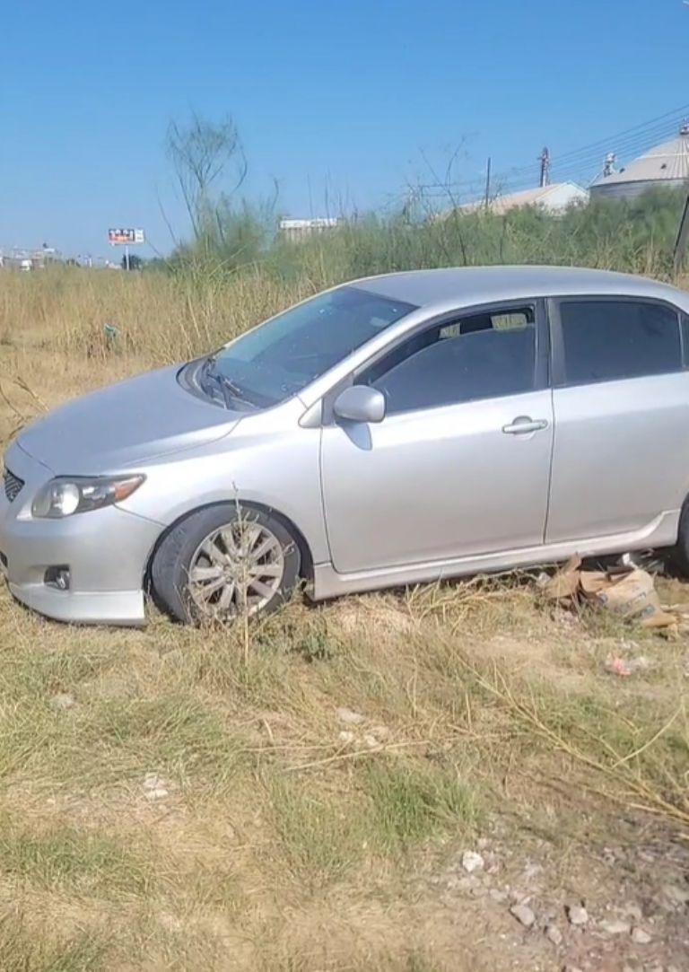  Vehículo se sale del camino frente a Central de Abastos en Ciudad Obregón; conductor sobrevive 