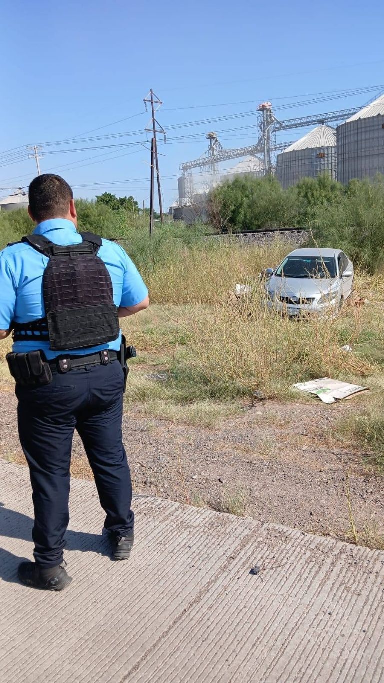  Vehículo se sale del camino frente a Central de Abastos en Ciudad Obregón; conductor sobrevive 