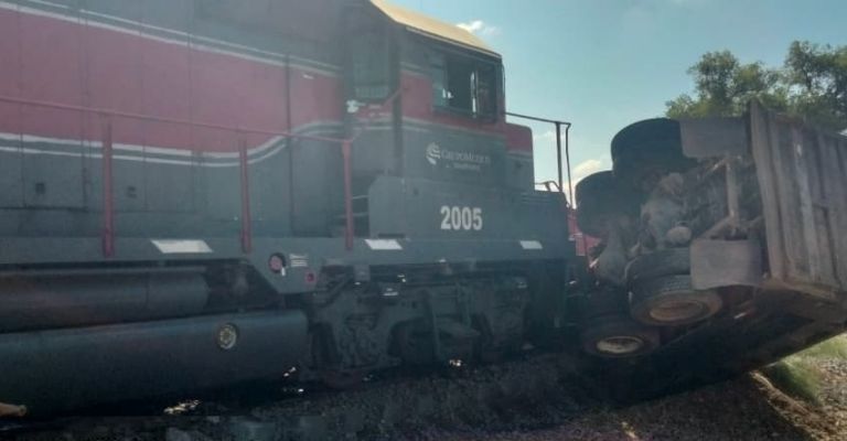 El ferrocarril no consiguió detenerse a tiempo y arrastró a la unidad de carga durante más de 180 metros.