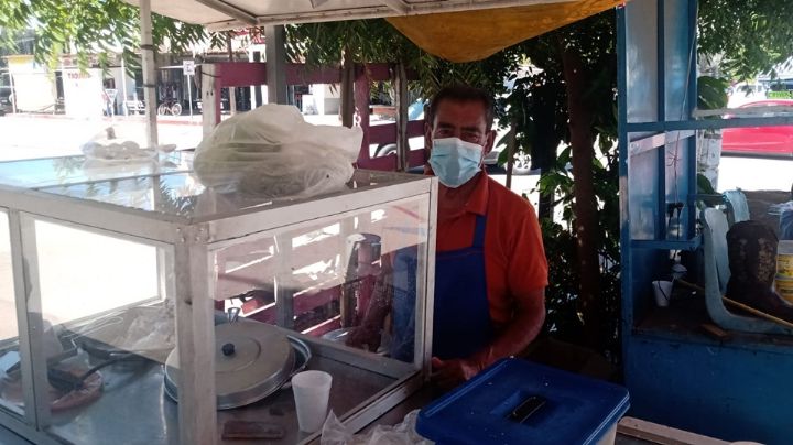 Chuy Mares mantiene la tradición con su puesto de tacos de cabeza en Empalme