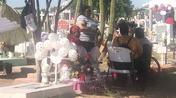 Recorrido por el Panteón del Carmen de Ciudad Obregón por conmemoración del Día de Muertos