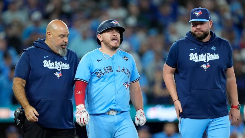 ¿Alejandro Kirk en duda para el juego 7 de la Serie Mundial? Salió de cambio tras fuerte pelotazo