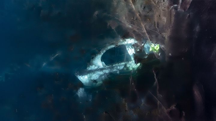 Conducía borracho: Rescatan a conductor de vehículo tras caer al Canal Bajo en Cajeme