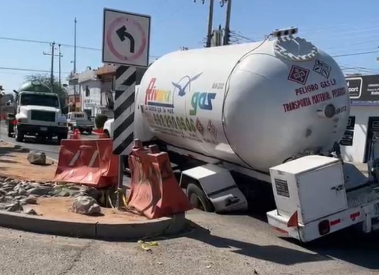 Una de las llantas del vehículo quedó atrapada dentro del socavón