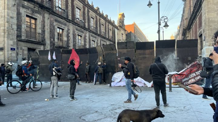 VIDEO: Maestros de la CNTE se enfrentan con policías tras intentar ingresar a Palacio Nacional