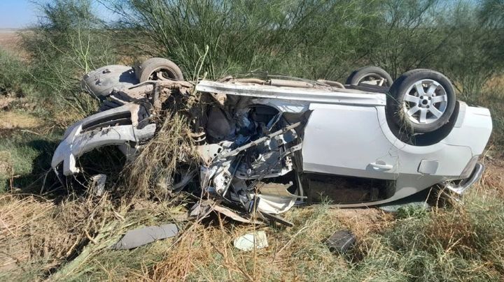 Fuerte accidente en Etchojoa: Hombre y mujer resultan heridos tras choque frontal y volcadura