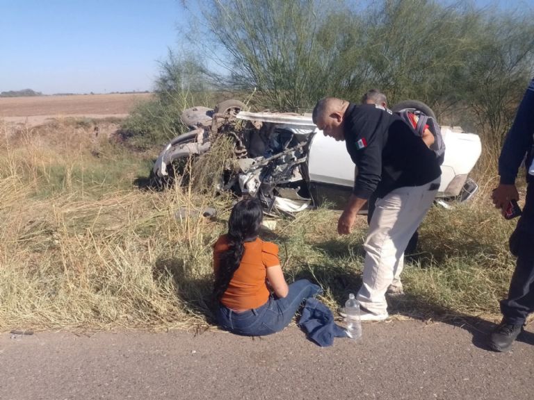 Uno de los automóviles volcó fuera de la carretera