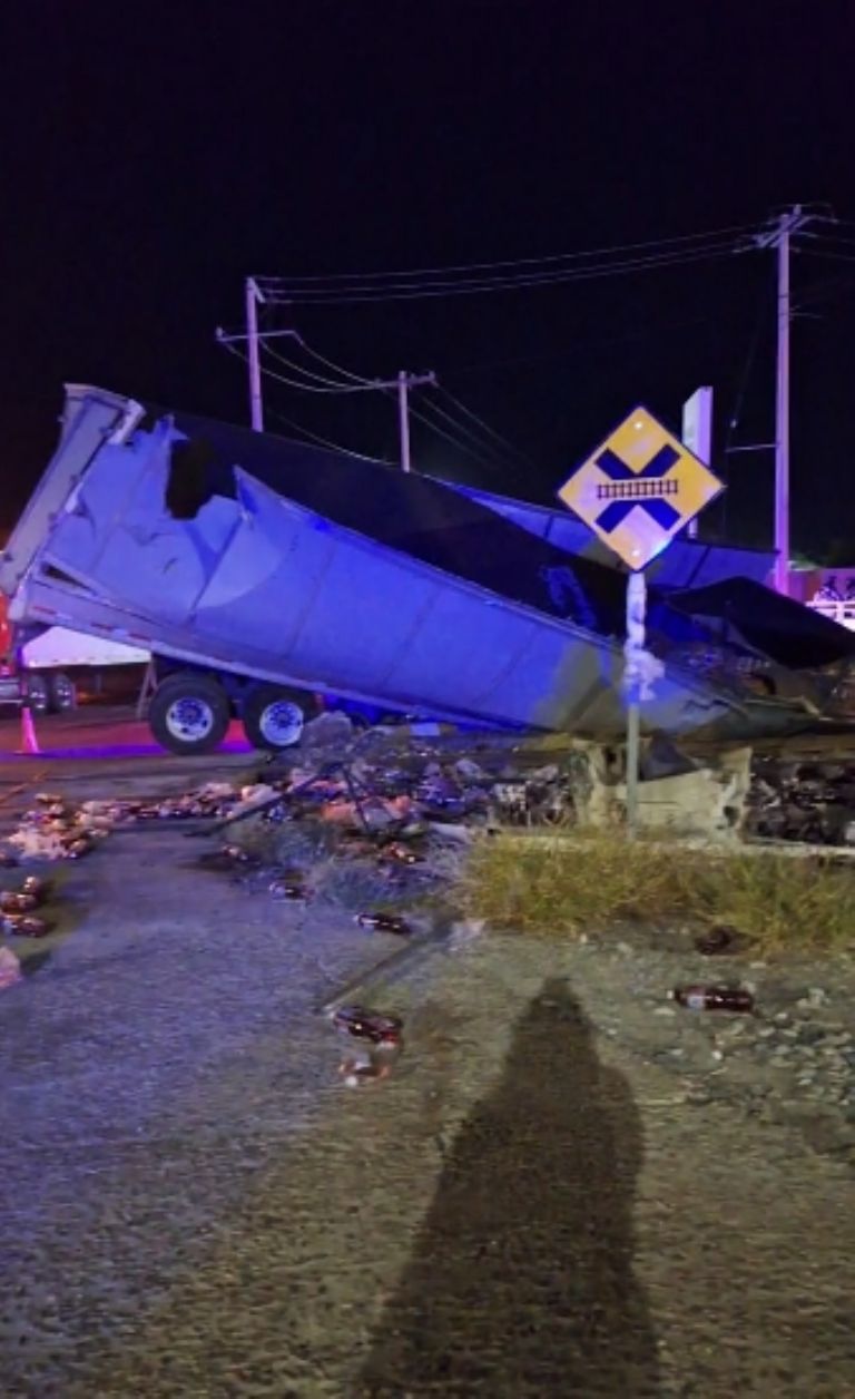 El tráiler quedó partido en dos al ser arrollado por el tren cerca de la presa Abelardo L. Rodríguez 