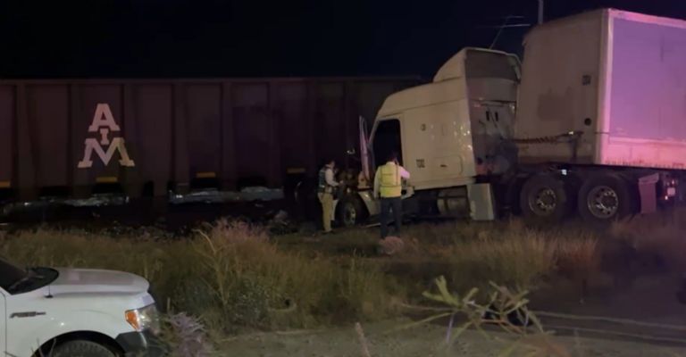 El tráiler quedó partido en dos al ser arrollado por el tren cerca de la presa Abelardo L. Rodríguez 
