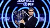 Foto ilustrativa de la nota titulada: "Un gran logro": Carlos Alcaraz festeja tras recibir su trofeo como número 1