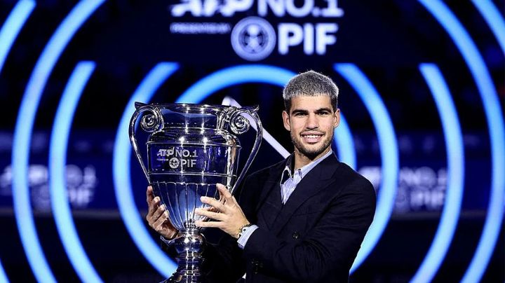 "Un gran logro": Carlos Alcaraz festeja tras recibir su trofeo como número 1