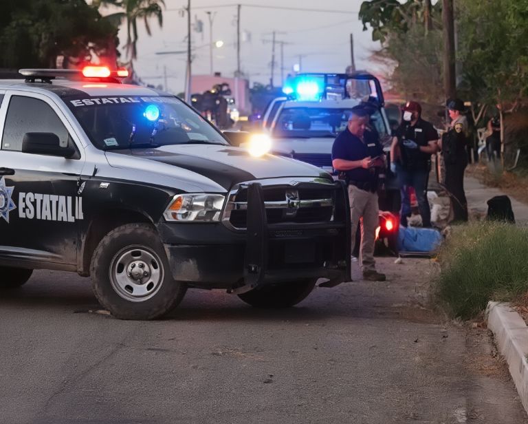 El cuerpo de la víctima quedó sobre el suelo, junto a su moto