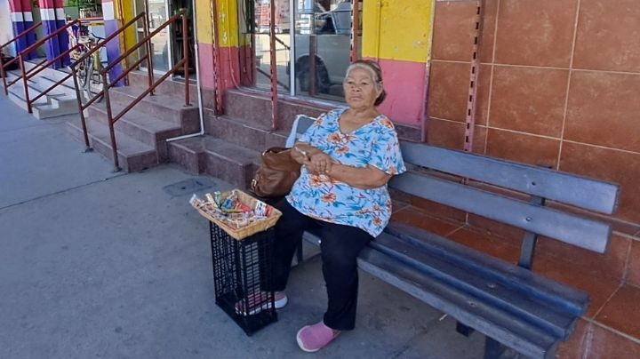 Empalme: Con 80 años, doña María Luisa se ayuda de la venta de golosinas para salir adelante