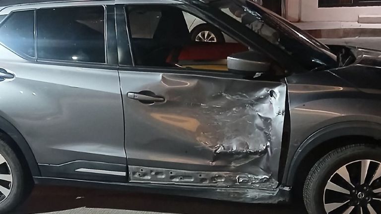 El motociclista se impactó contra un costado del vehículo