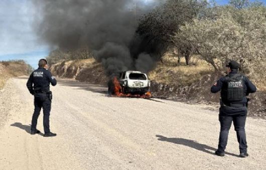 Abandonan vehículo en llamas al norte de Sonora; investigan posible agresión a tripulantes