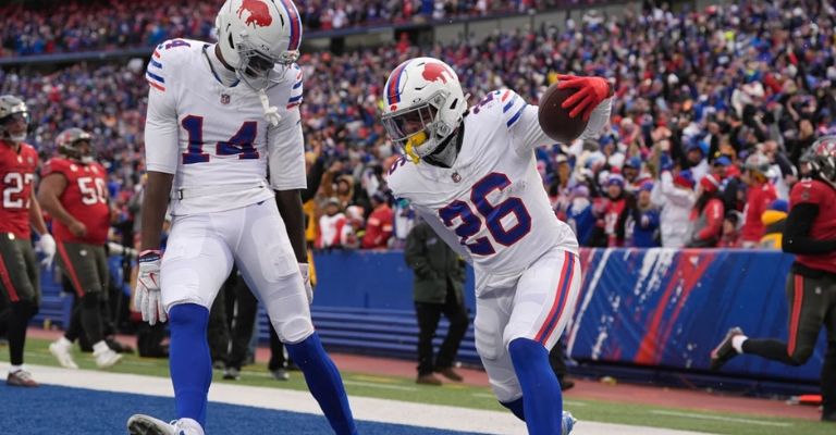 Ty Johnson festeja su anotación