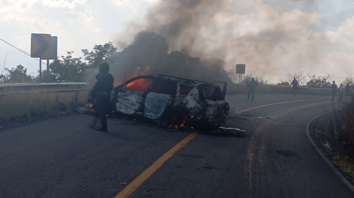 VIDEOS: Se registran 'narcobloqueos' y quema de vehículos por operativo contra líder del CJNG en Michoacán