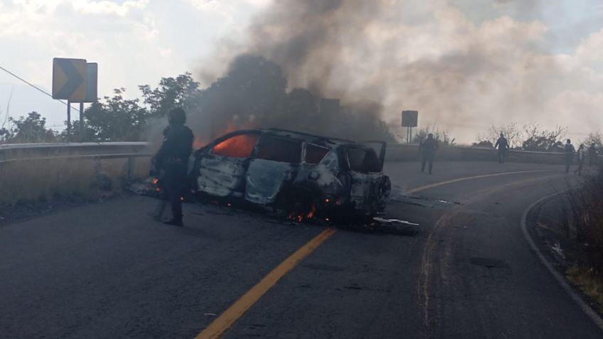 VIDEOS: Se registran 'narcobloqueos' y quema de vehículos por operativo contra líder del CJNG en Michoacán