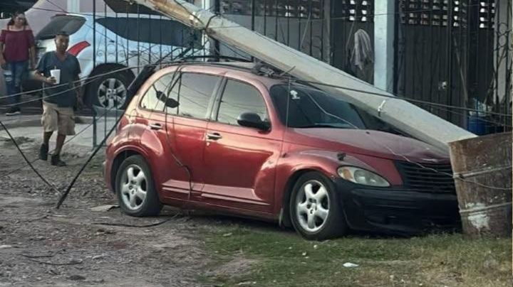 Postes de la CFE caen y causan daños a un vehículo y vivienda en Guaymas; le causan crisis nerviosa a mujeres