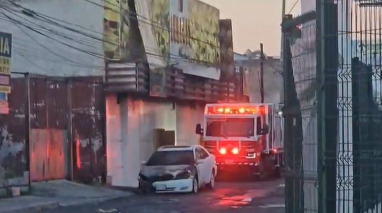 Durante la mañana de este martes, continuaron las labores de enfriamiento. Foto: Facebook