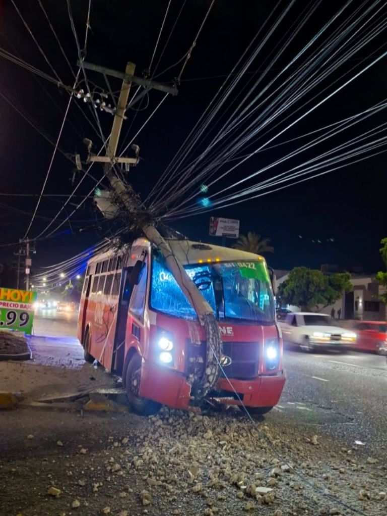El camión de pasajeros arrancó el poste de la CFE