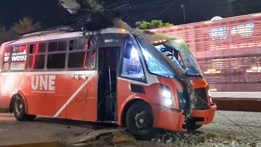 Fuerte accidente al sur de Hermosillo: Autobús se estrella contra poste y deja varios heridos