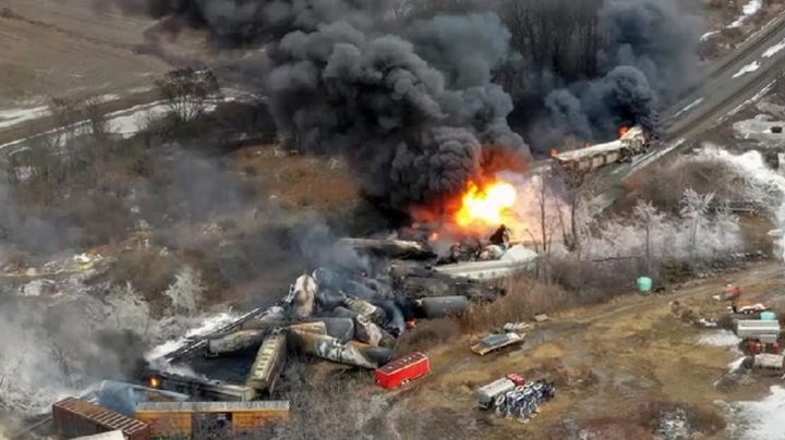 Tren cargado con químicos se descarrila y se incendia en Hidalgo; hay un hombre desaparecido