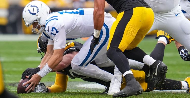 Watt recupera el balón ante Daniel Jones