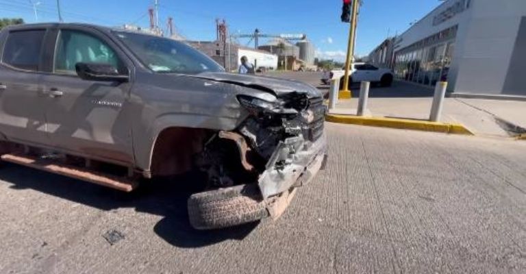El dompe se estrelló con una camioneta Chevrolet Colorado Z71, la cual presentó múltiples daños materiales.