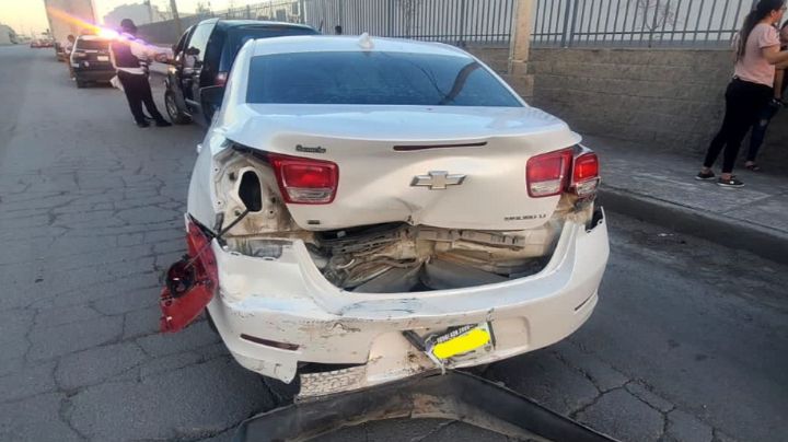 Hombre lucha por su vida tras sufrir volcadura en Nogales; se impactó contra un poste de luz