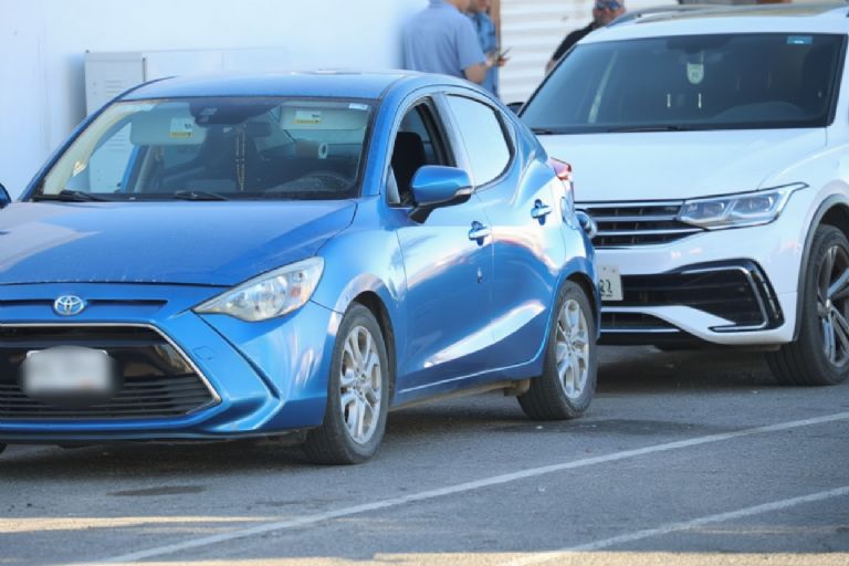 El automóvil presentó por lo menos dos impactos de bala