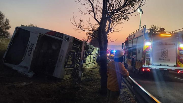 Tragedia en carretera Morelia–Pátzcuaro: Autobús volcado deja 10 víctimas mortales y 20 heridos