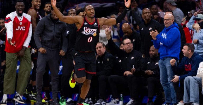 Los Sixers lucieron un uniforme retro