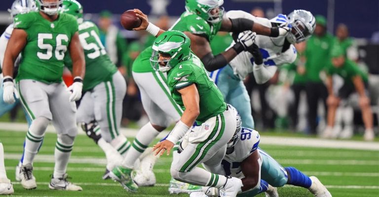 Hurts fue presionado por la defensiva rival