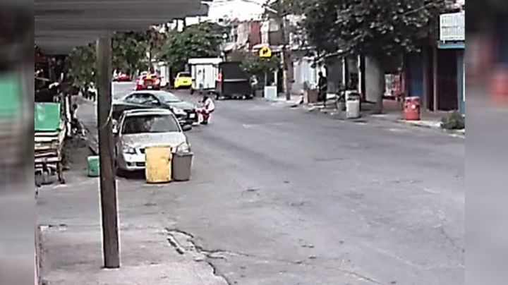 Conductor atropella a mujer de la tercera edad y huye en Monterrey; su nieta exige justicia (VIDEO)