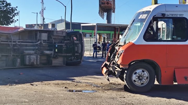 Choque entre dos autobuses termina en volcadura en Hermosillo; hay varias personas heridas
