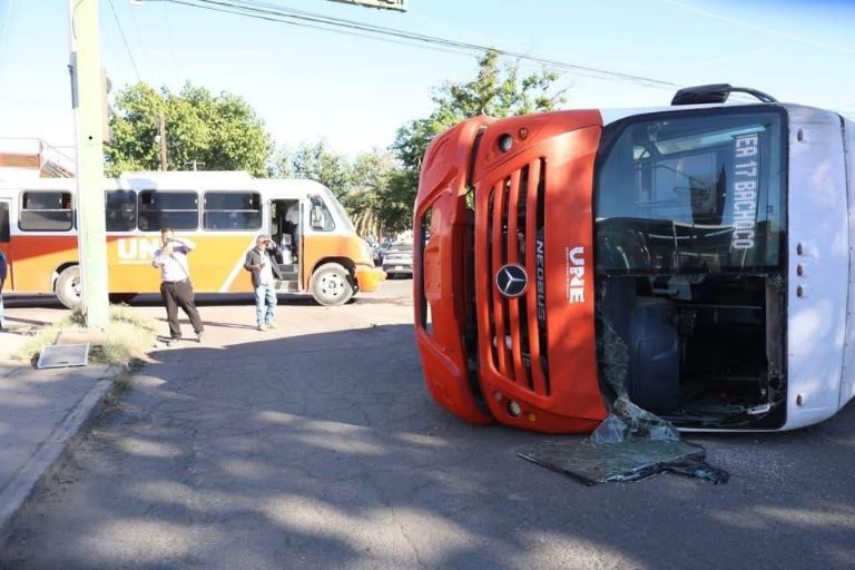 La ventana del camión volcada tuvo que ser rota para sacar a los pasajeros