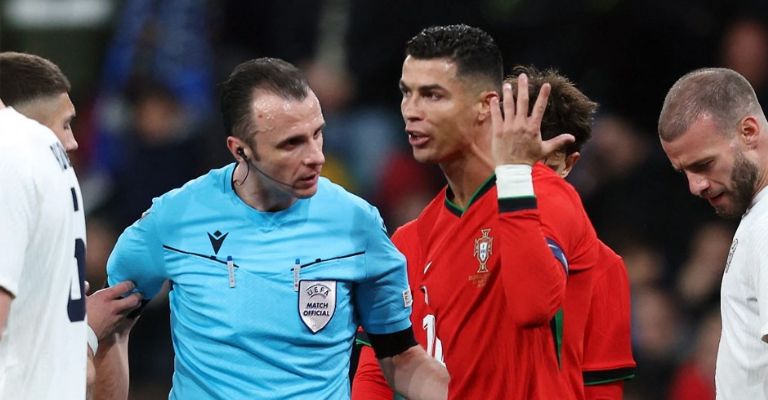 Cristiano se ganó la roja tras un codazo a un rival