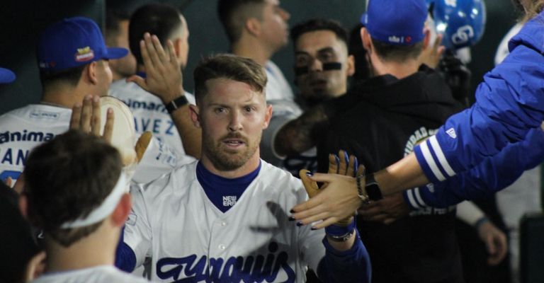 Unroe es felicitado después de anotar