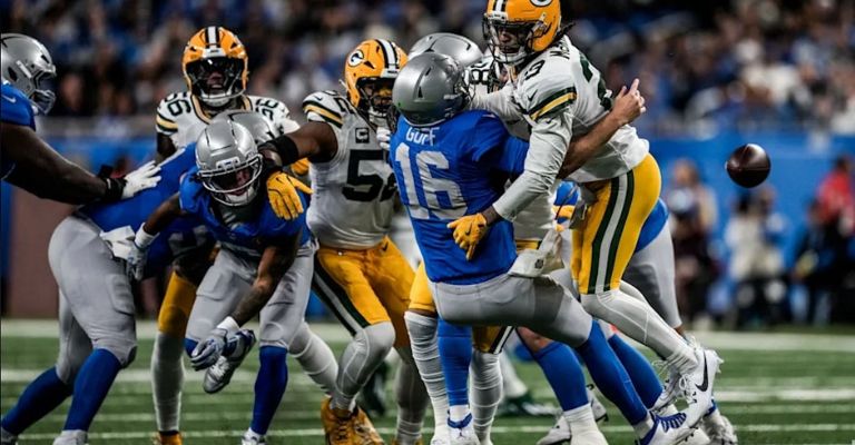 Goff sufrió demasiado con la defensa de Green Bay