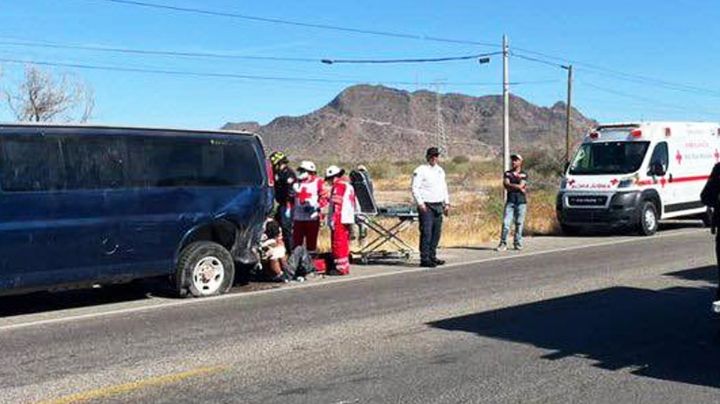 Choca vehículo con 16 jornaleros a bordo en carretera de Hermosillo; hay varios lesionados