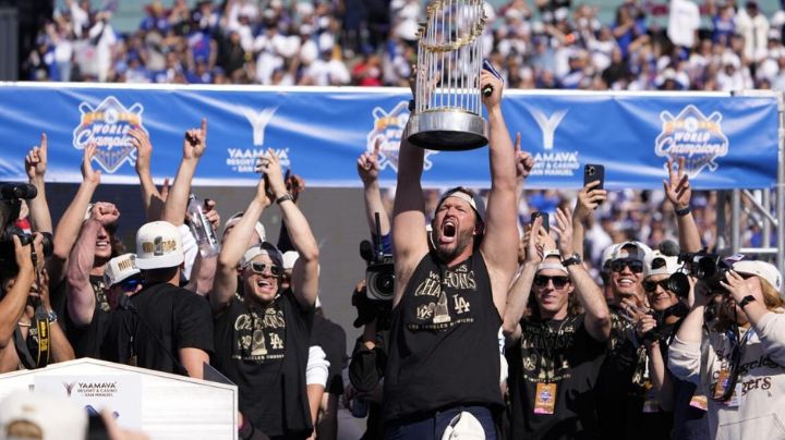 Desfila el campeón; Dodgers celebran con sus aficionados en Los Ángeles