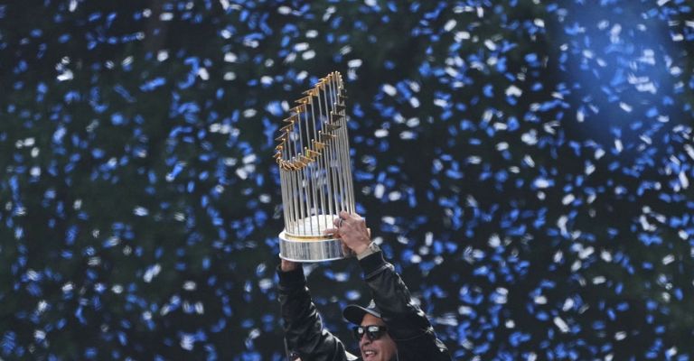 Roberts festeja con el trofeo de campeones