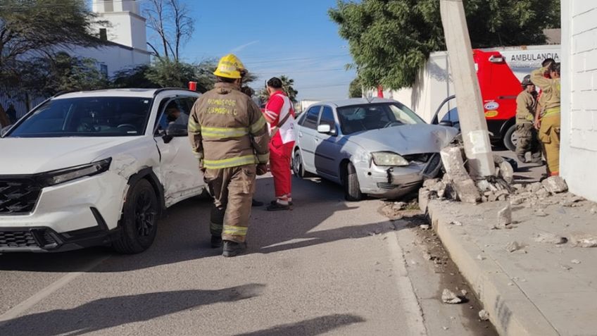 Se registra choque de sedán y camioneta al norte de Hermosillo; derribaron poste de la CFE