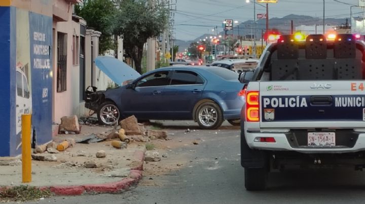 Sedán fuera de control derriba tubos de contención y alumbrado público al norte de Hermosillo
