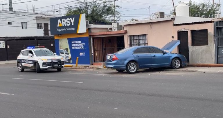 El automóvil terminó arroba de la banqueta tras el choque
