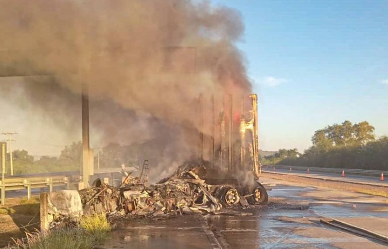 La unidad quedó gravemente dañada (Créditos: Bomberos de Cajeme)