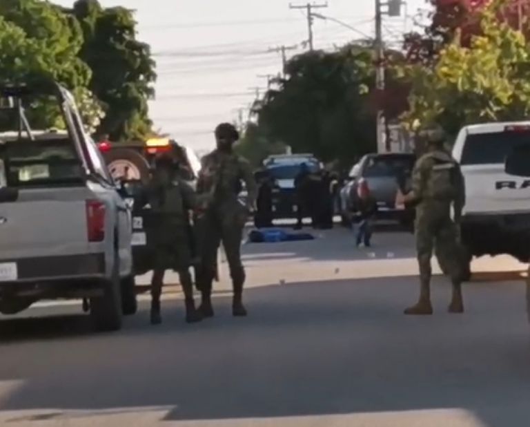 El hombre quedó sin vida en medio de la calle
